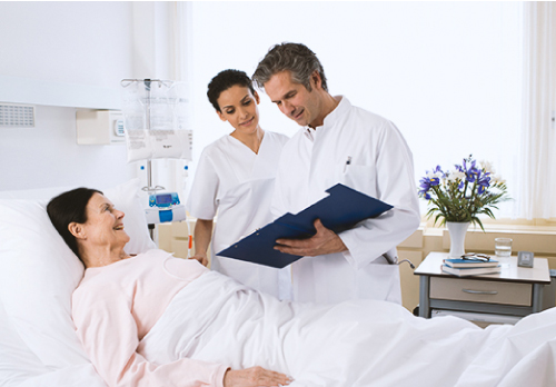 Profesional de salud administrando terapia nutricional a paciente críticamente enfermo en UCI